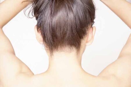 女性のうなじ　後ろから見た画像